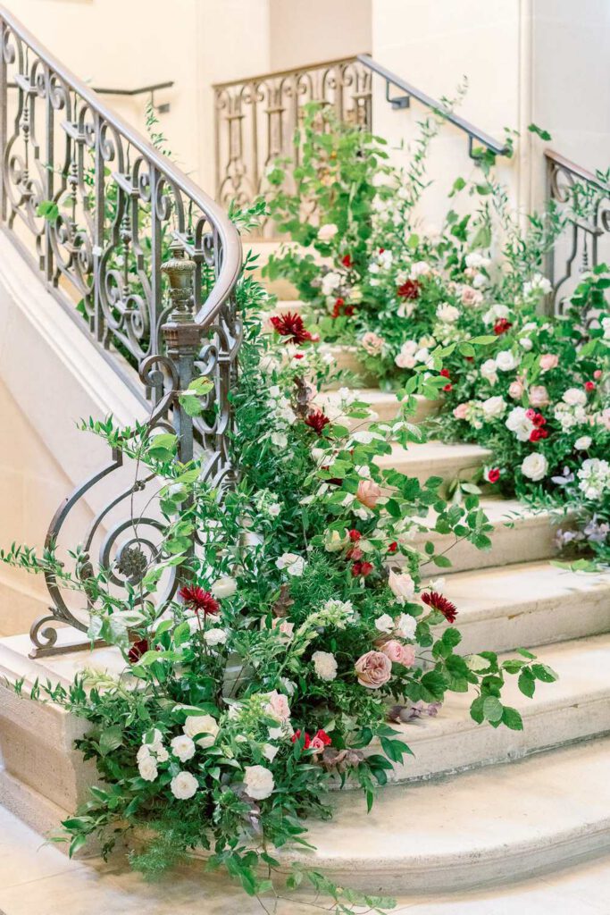 escalier du Château de Jalesnes couvert de fleurs