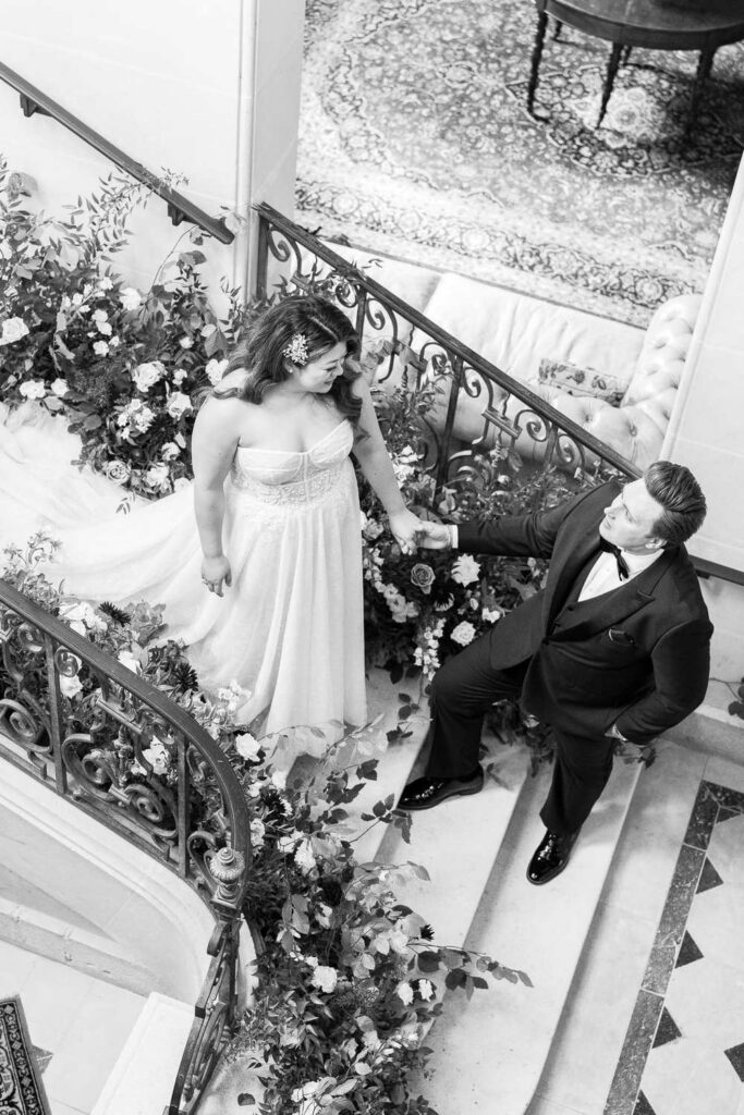 mariés dans l'escalier fleuri du Château de Jalesnes