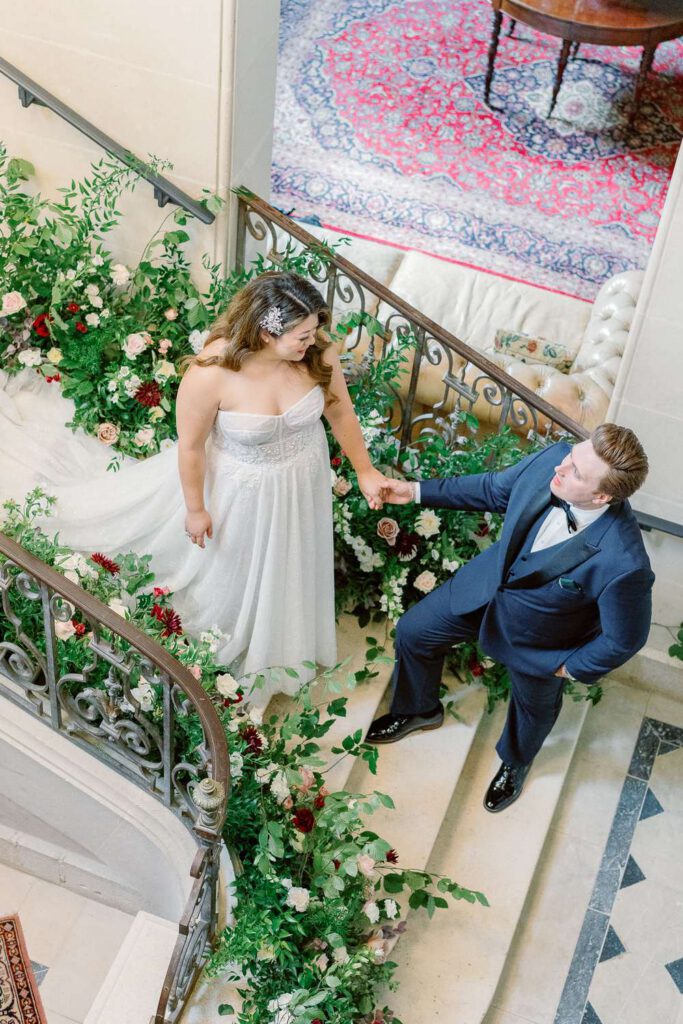 mariés dans l'escalier fleuri du Château de Jalesnes
