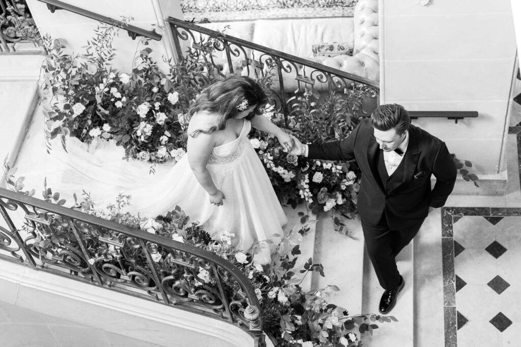 mariés dans l'escalier fleuri du Château de Jalesnes