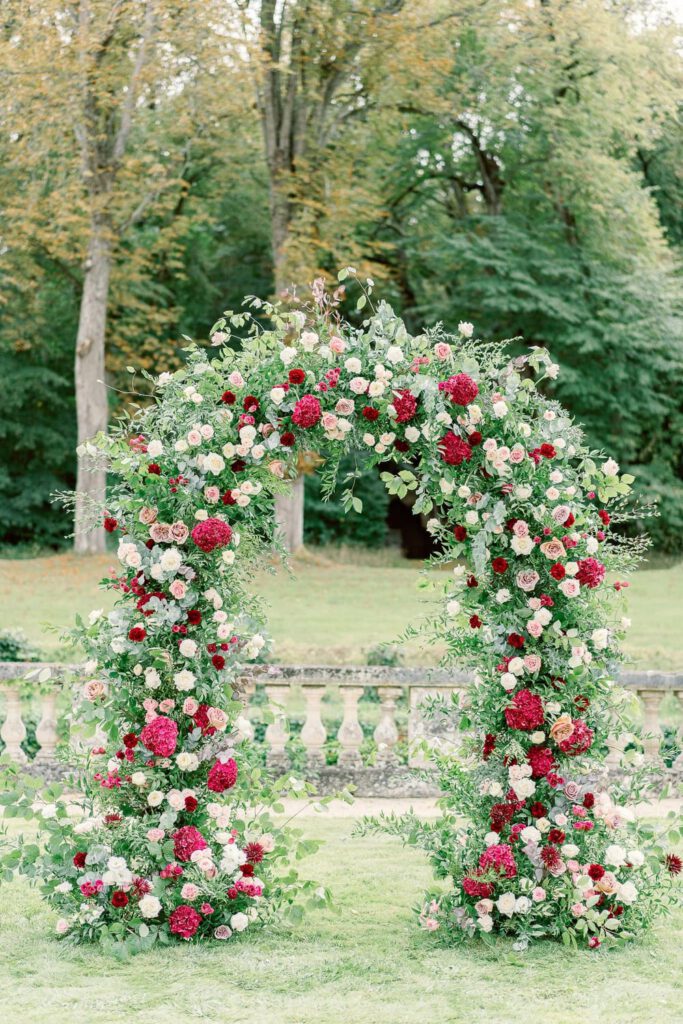 arche de mariage rose et rouge