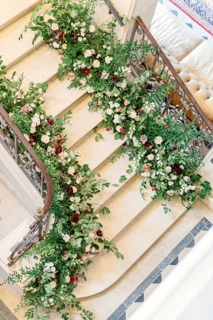 escalier du Château de Jalesnes couvert de fleurs