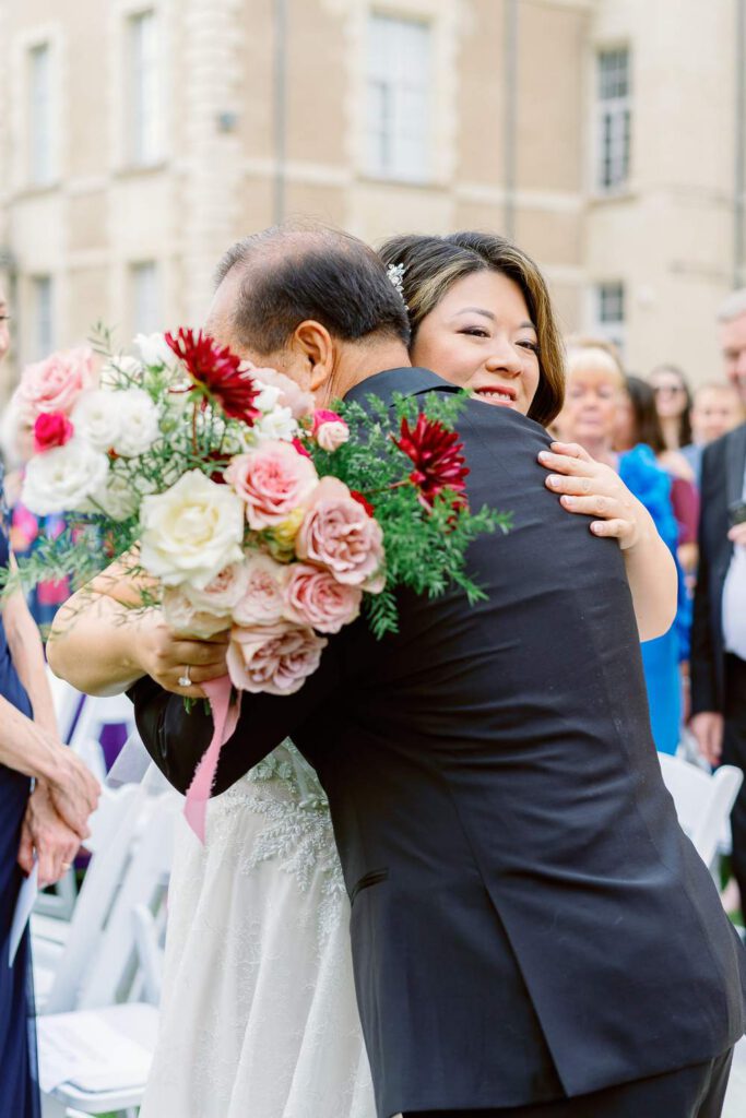 la mariée fait un calin à son père