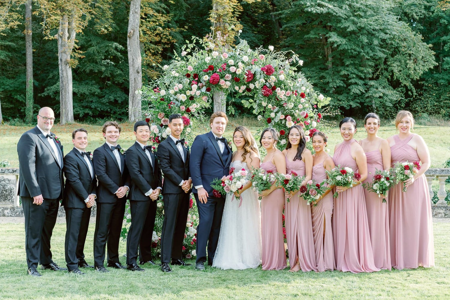 photo de groupe des mariés et leurs témoins
