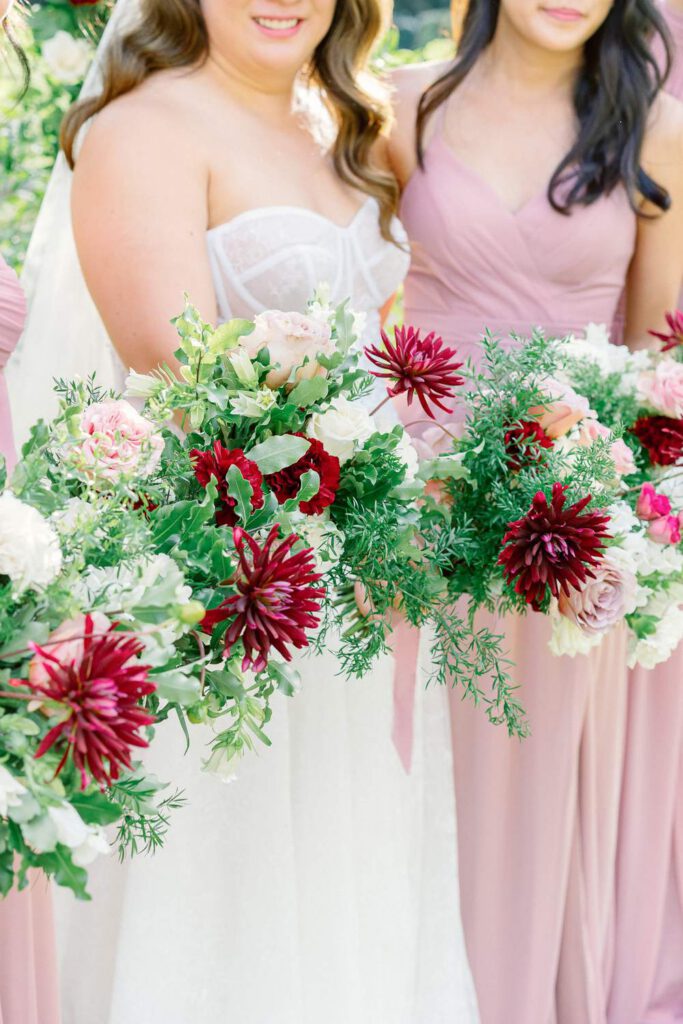 bouquets de mariage dans les tons rose et bordeaux