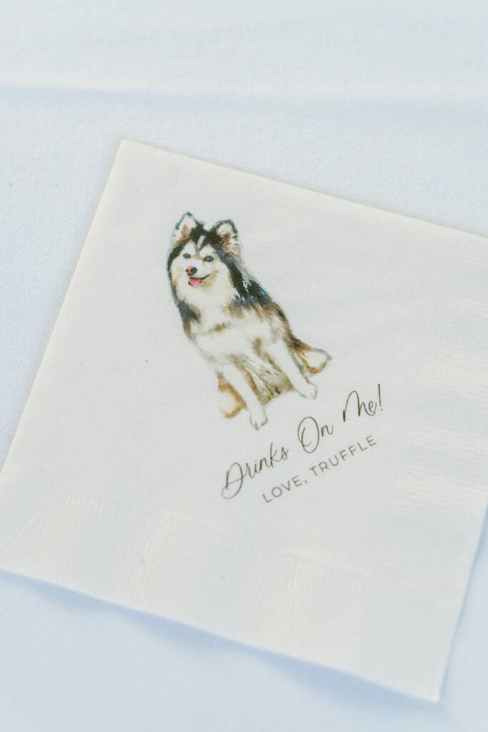serviette personnalisée avec le chien des mariés