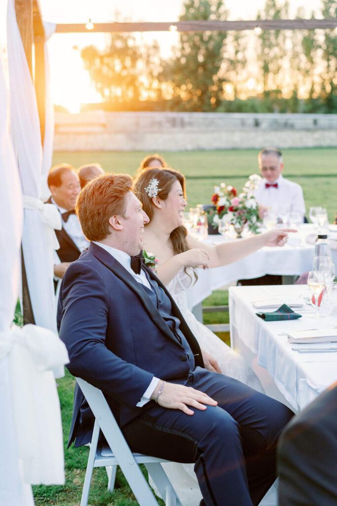 réception de mariage au coucher du soleil