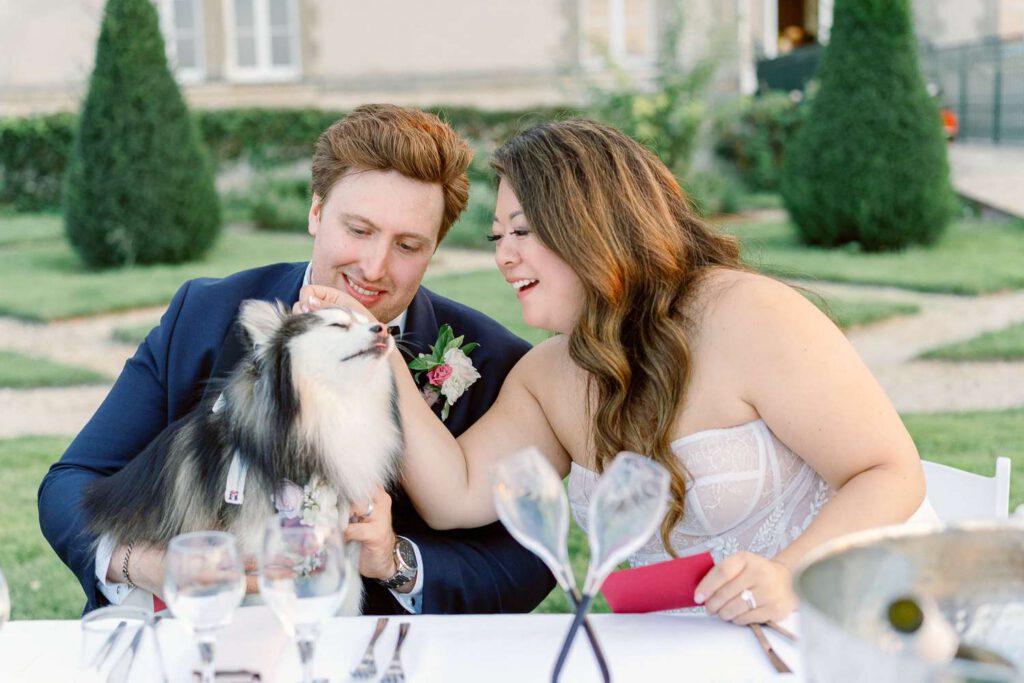 mariés à table avec leur chien
