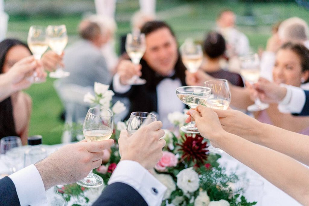les invités trinquent