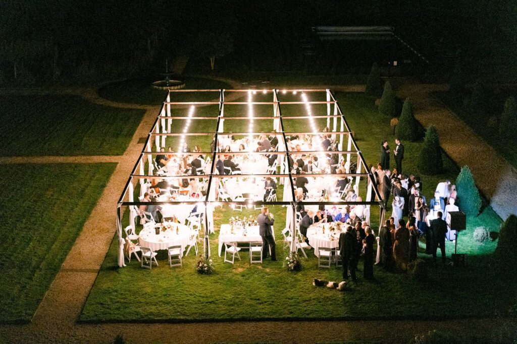 tables réception de mariage au Château de Jalesnes durant la nuit