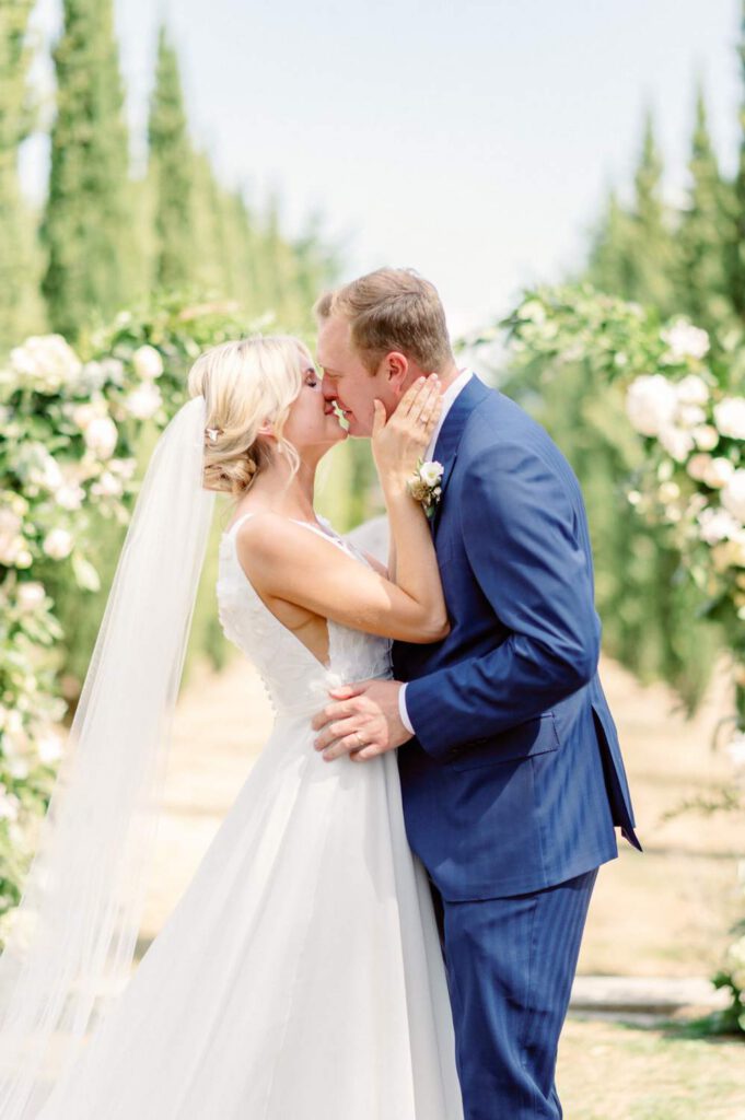 premier baiser des mariés - first kiss of the bride and groom