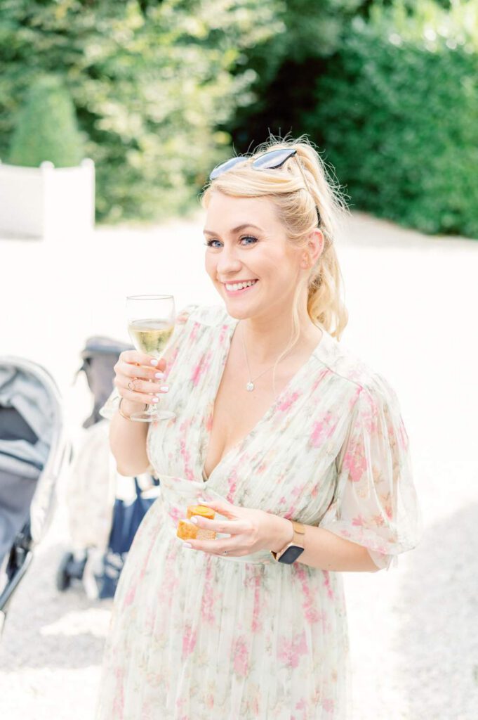 invitée durant le cocktail - guest
