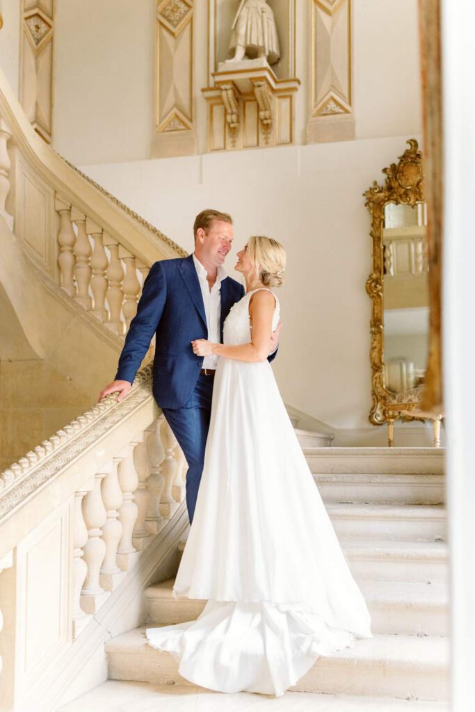 portrait de couple dans l'escalier - bride and groom portraits in the staircase - Château la Durantie