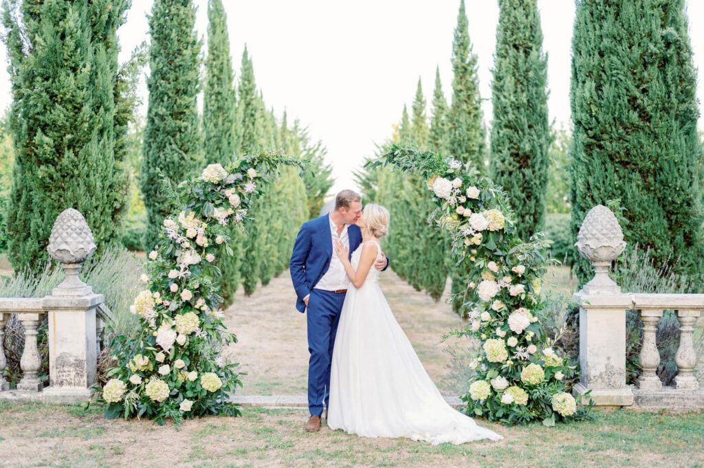 portrait de couple devant l'arche - bride and groom portraits in front of the wedding arch - Château la Durantie