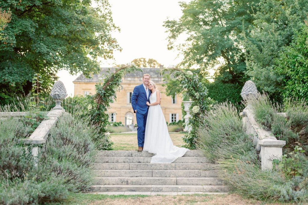 portrait de couple devant l'arche - bride and groom portraits in front of the wedding arch - Château la Durantie