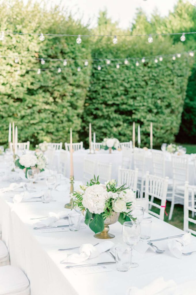 tables de réception de mariage blanches - wedding reception tables in white and green