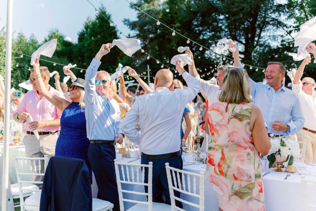 invités secouant leurs serviettes - guests waving napkins