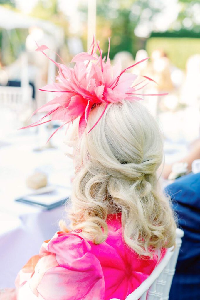 chapeau rose en plumes