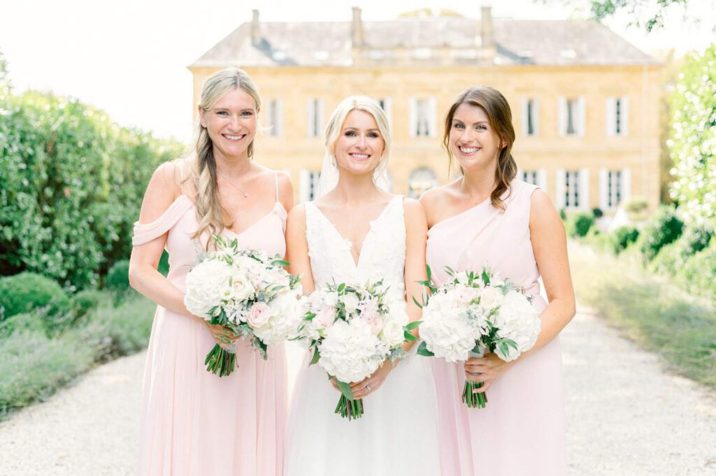 mariée et ses demoiselles d'honneur en rose pale - bride and her bridesmaids in pale pink