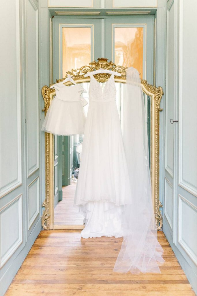 robe de mariée sur un miroir - bride dress on a golden mirror