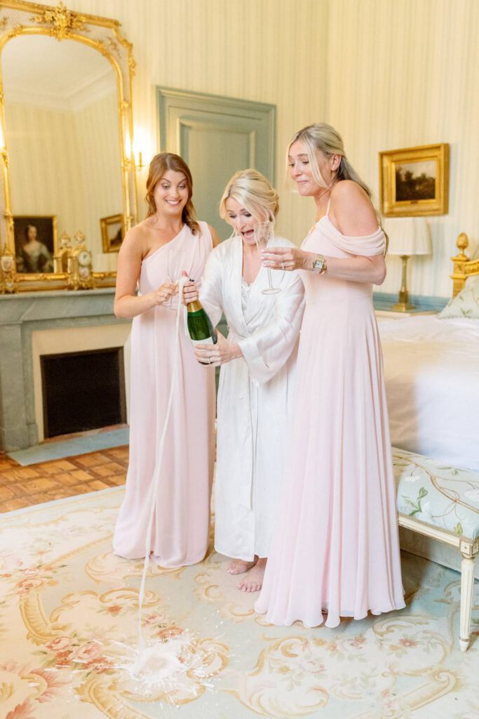 mariée ouvrant du champagne - bride drinking champagne