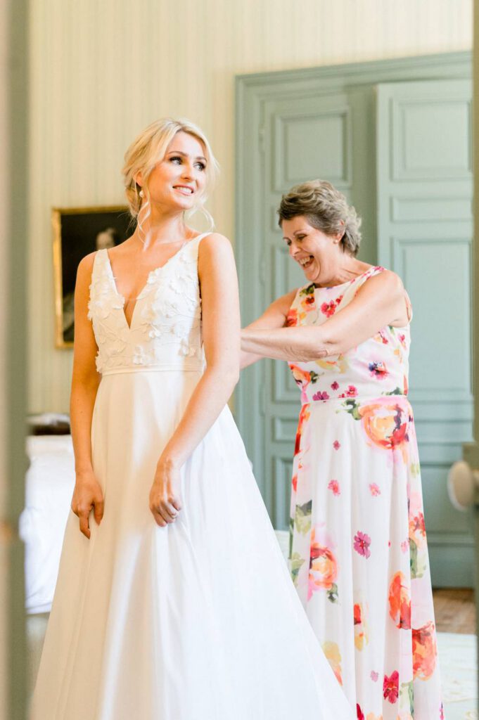 mère de la mariée l'aidant à s'habiller - mother of the bride help getting dressed