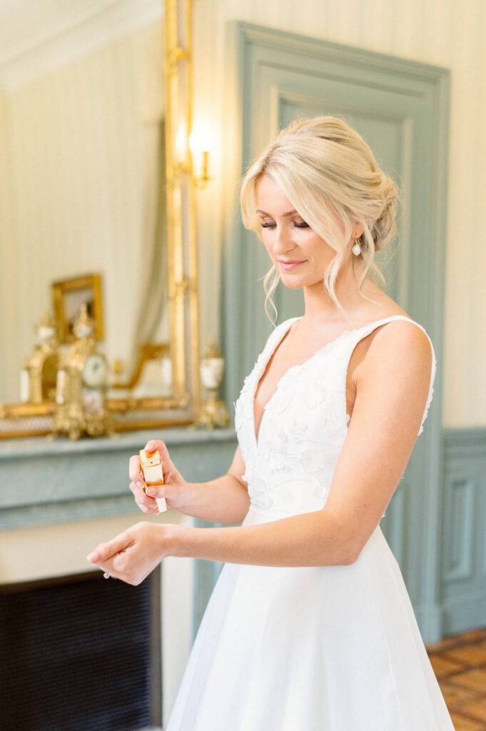 mariée mettant du parfum - bride putting on perfume