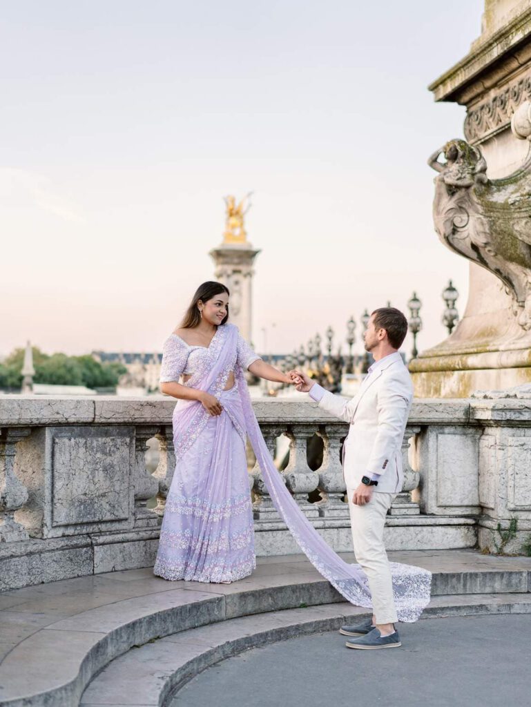 Séance couple sur le pont Alexandre III à Paris