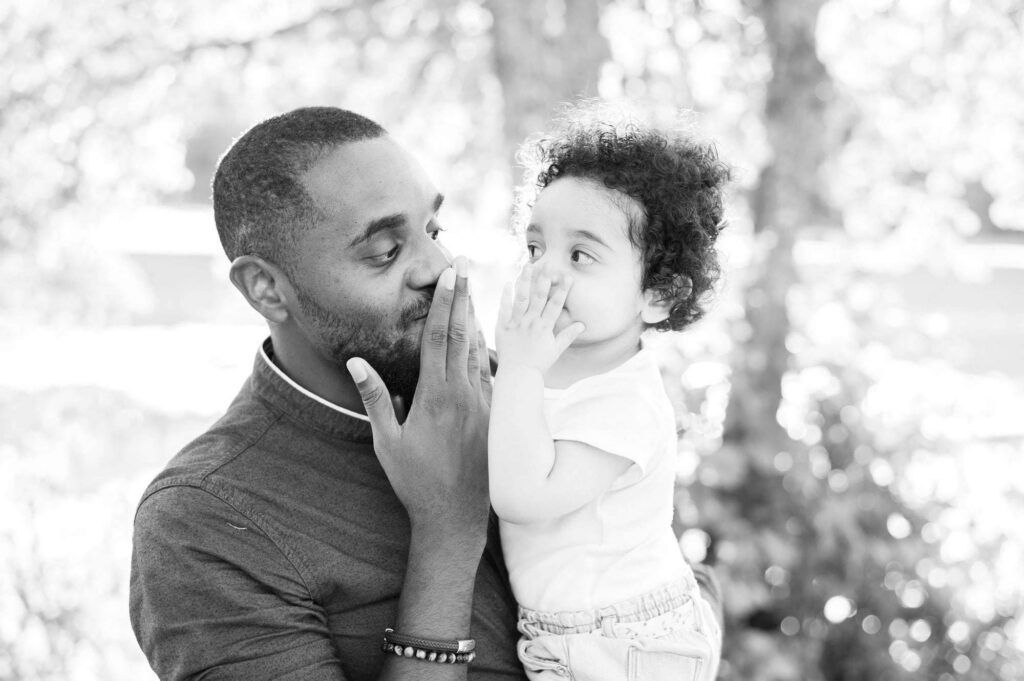 Portrait en noir et blanc d'un père et sa fille