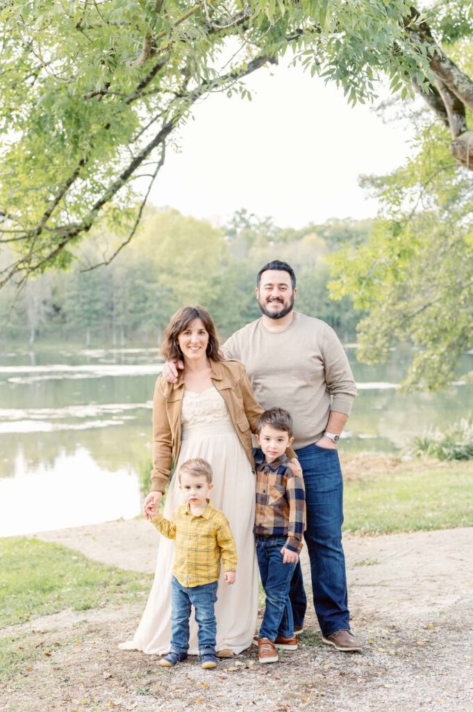 Photo de famille au bord d'un lac