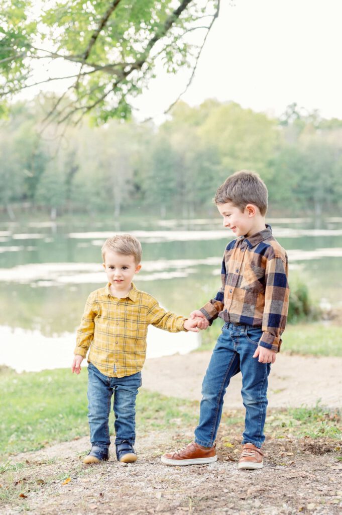 2 enfants se tiennent la main