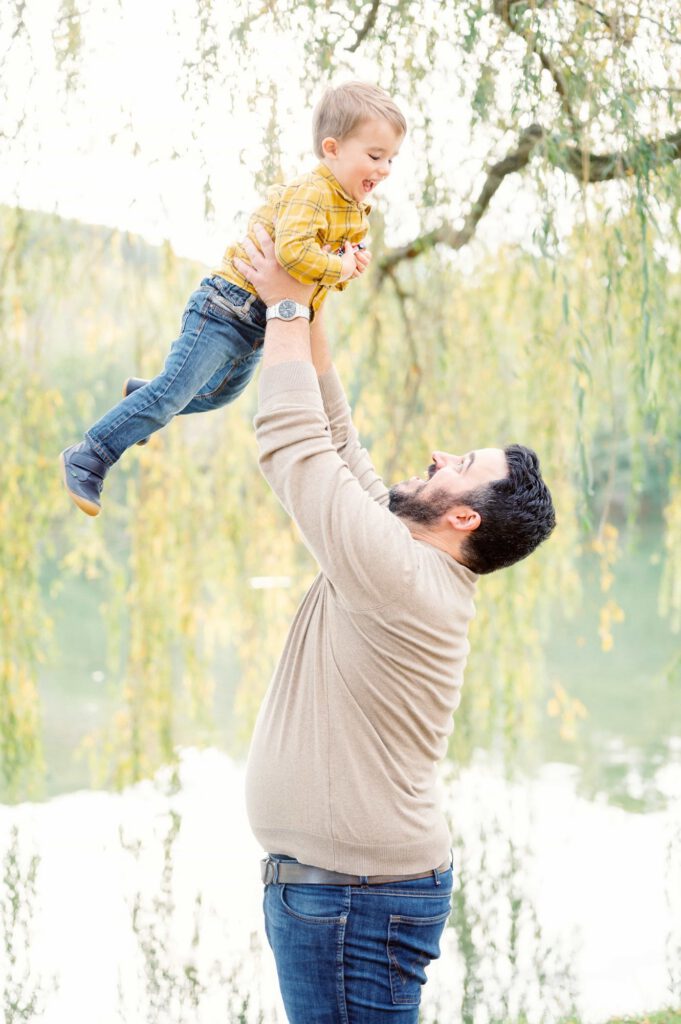 Un père soulève son fils dans ses bras