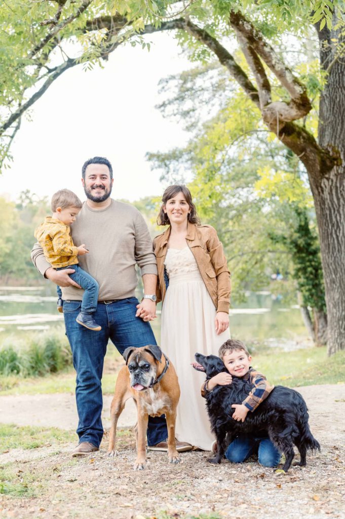 Photo de famille avec deux parents, deux enfants et deux chiens