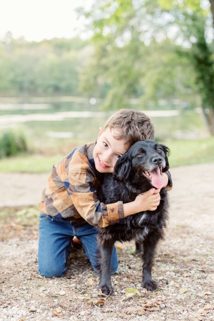 portrait d'un enfant avec son chien