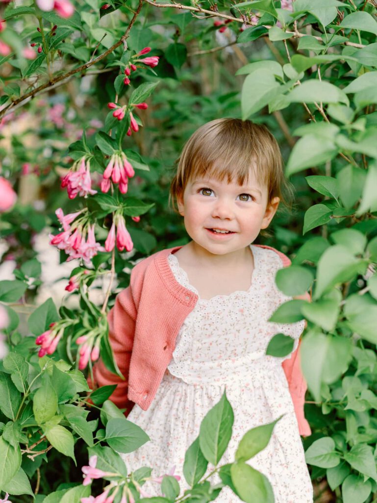 portrait d'une petite fille dans du feuillage