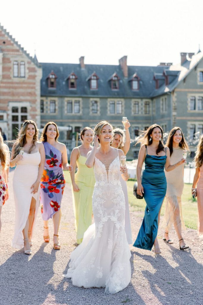 Bride and her friends walking in front of the chateau