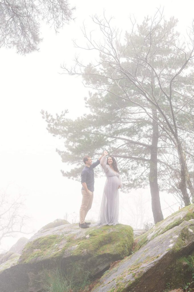 photo de grossesse dans la brume