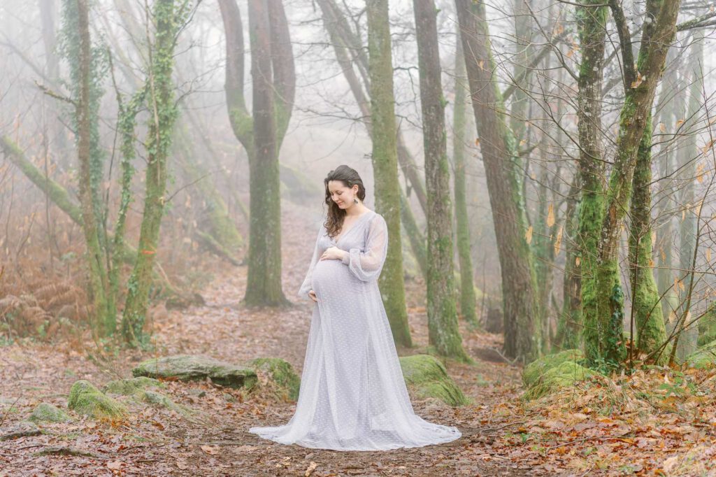 portrait de grossesse dans une forêt