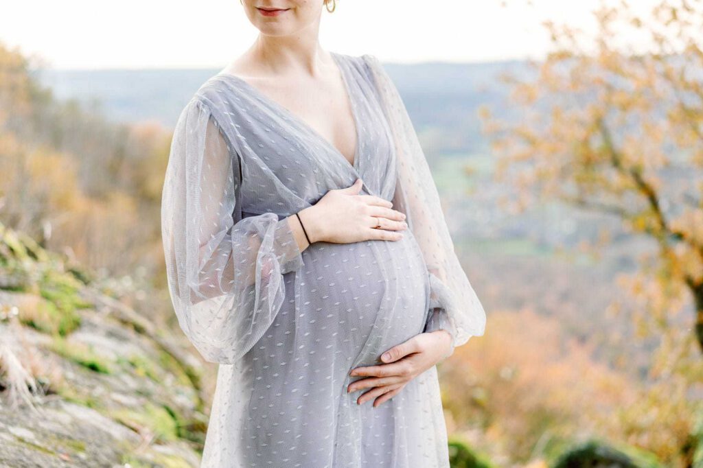 photo du ventre d'une femme enceinte