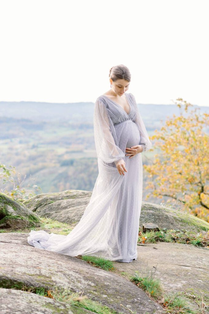femme enceinte en robe grise dans la nature