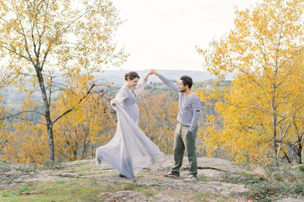 photo de grossesse en couple en automne