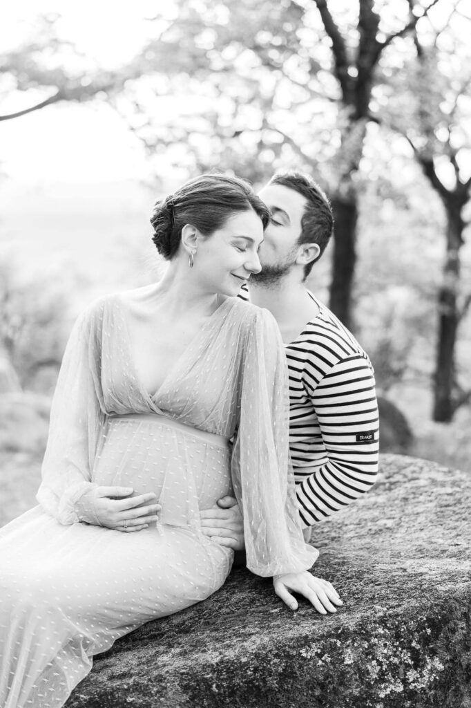 photo de grossesse en noir et blanc