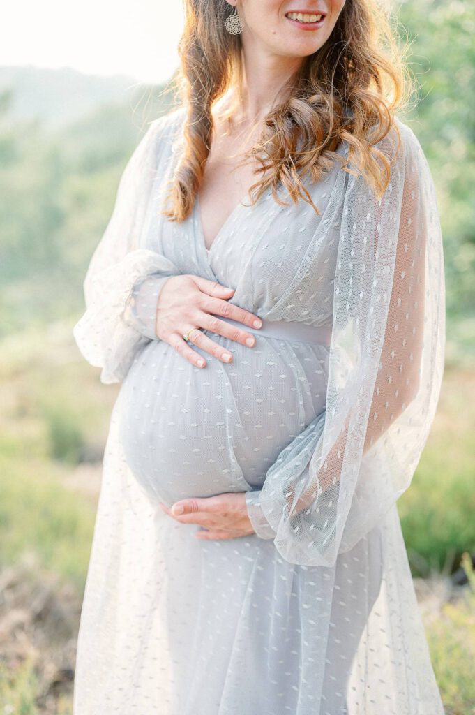 photo du ventre d'une femme enceinte