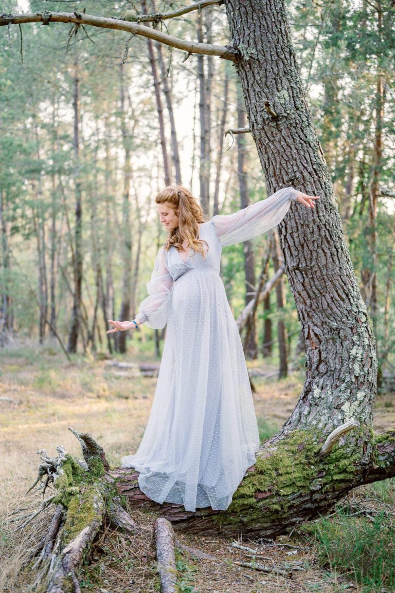 femme enceinte dans une forêt de pins