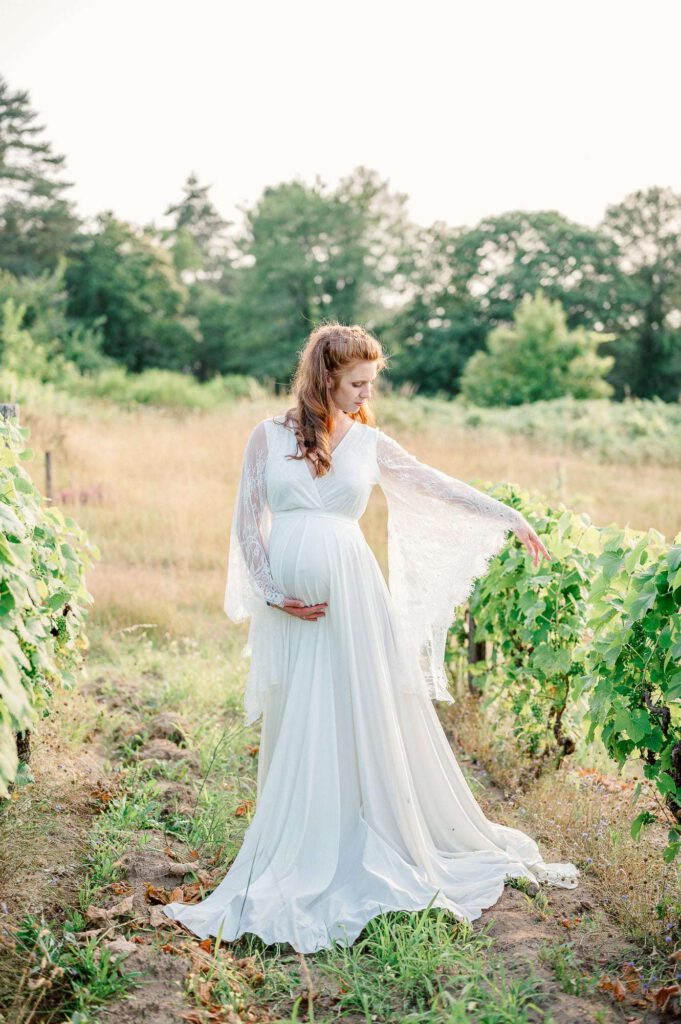 femme enceinte dans des vignes