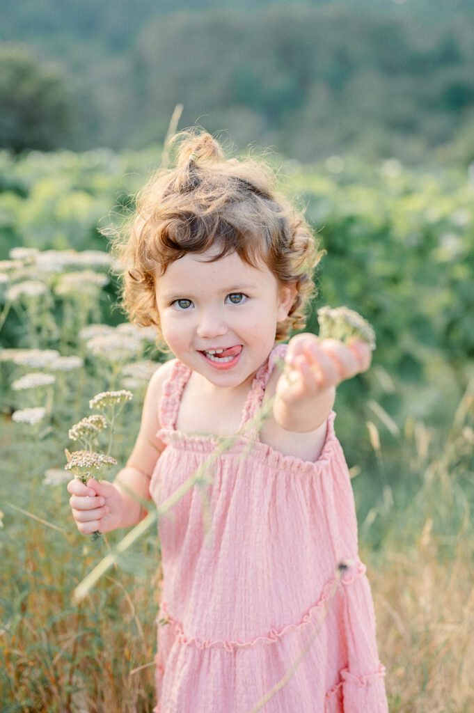 portrait d'une enfant en robe rose