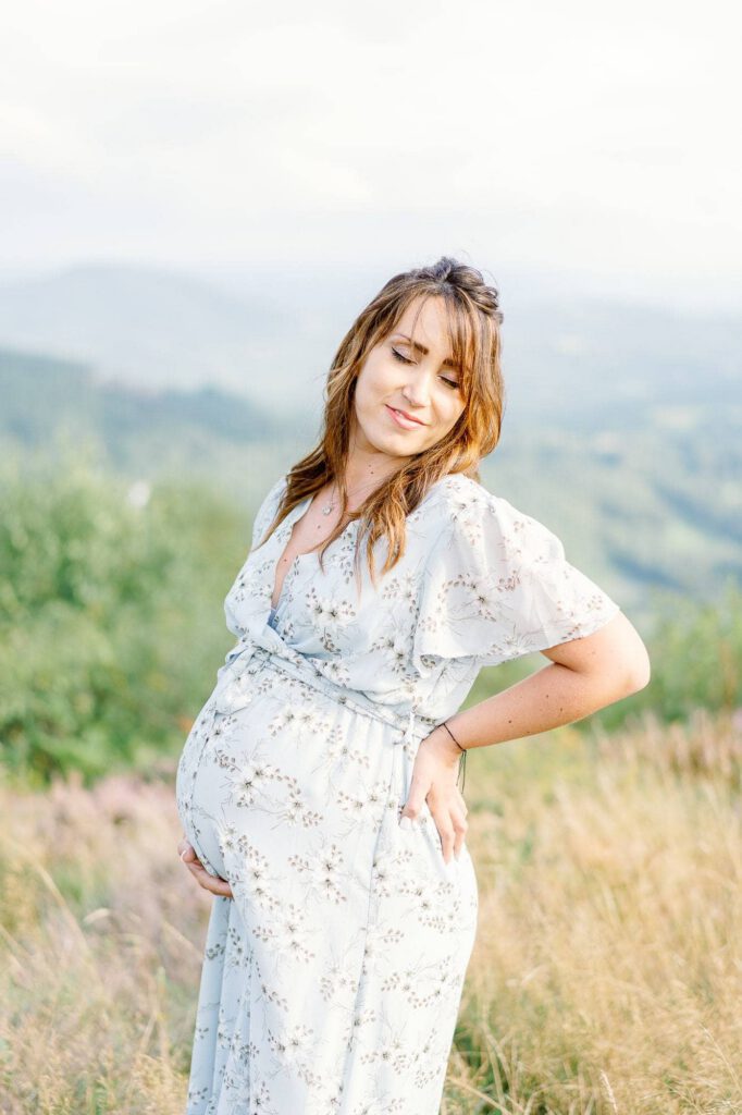 femme enceinte en robe à fleurs