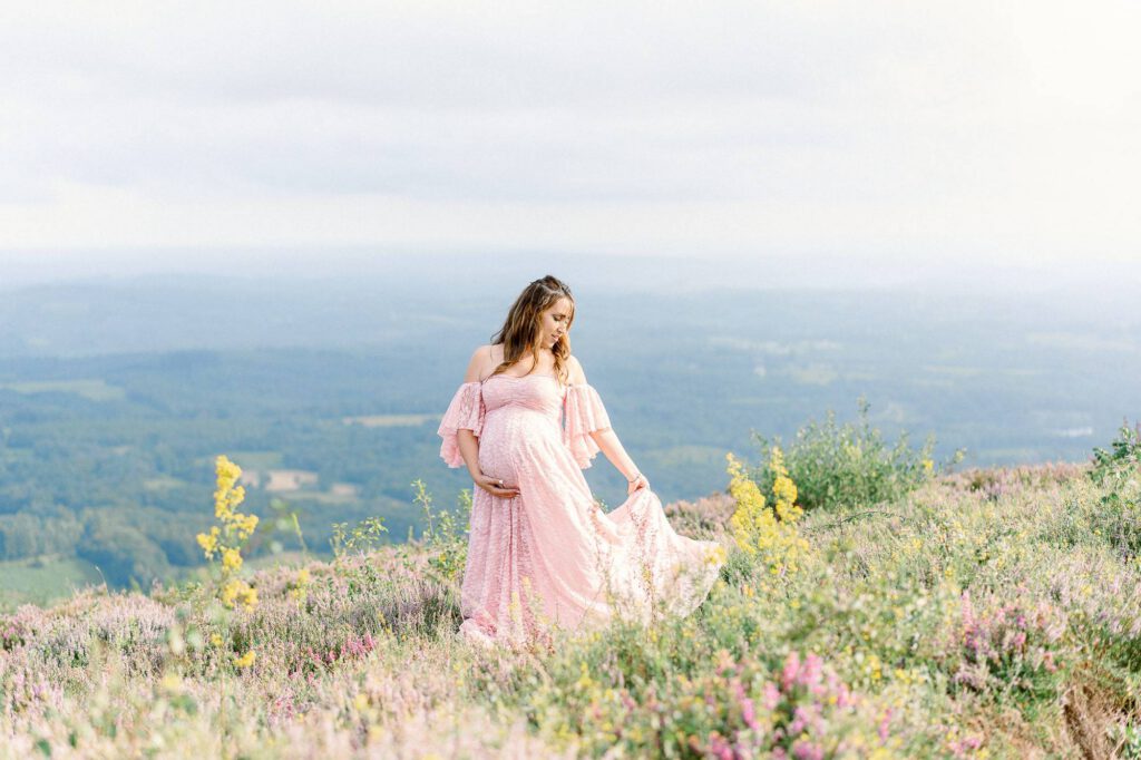 femme enceinte dans un champ fleuri