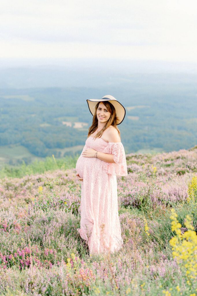 femme enceinte en robe rose avec un chapeau