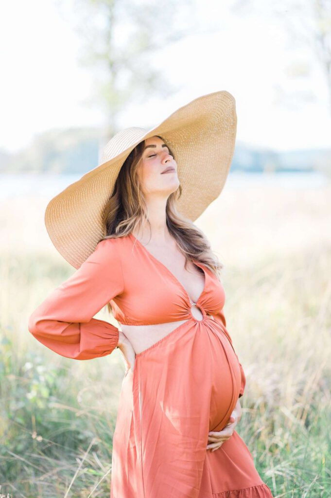 femme enceinte avec un chapeau